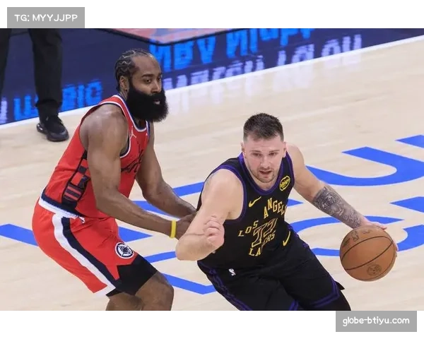 泰伦卢规避哈登持球冗余 增加无球掩护和空切配合